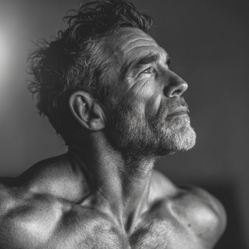 Група літніх людей займається йогою